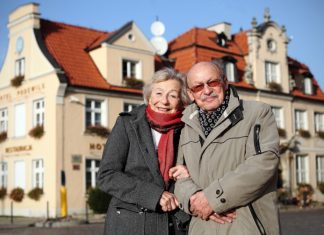 Halina Winiarska-Kiszkis i Jerzy Kiszkis z tytułami Honorowych Obywateli Gdańska