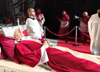 Urodzajne pustkowie. Kilka słów o spektaklu „Śmierć Jana Pawła II”
